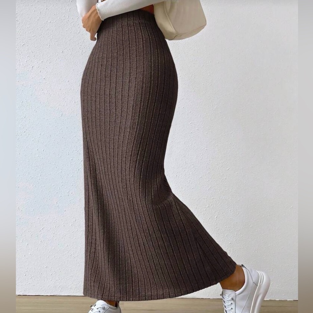 Elegant Brown Ribbed Maxi Skirt